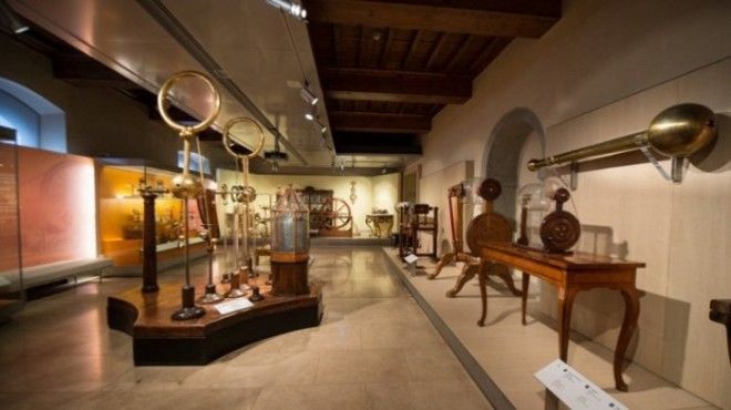 Реконструированный музей расположен в старинном дворце 12го века и хранит уникальные приборы придуманные и построенные самим итальянским ученым Галилео Галилеем