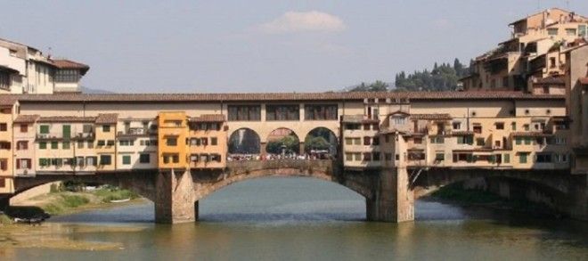 Самый старый мост Флоренции расположенный в узком месте реки Арно был построен еще в 1345 году и единственный который до сих пор сохранил свой первоначальный облик