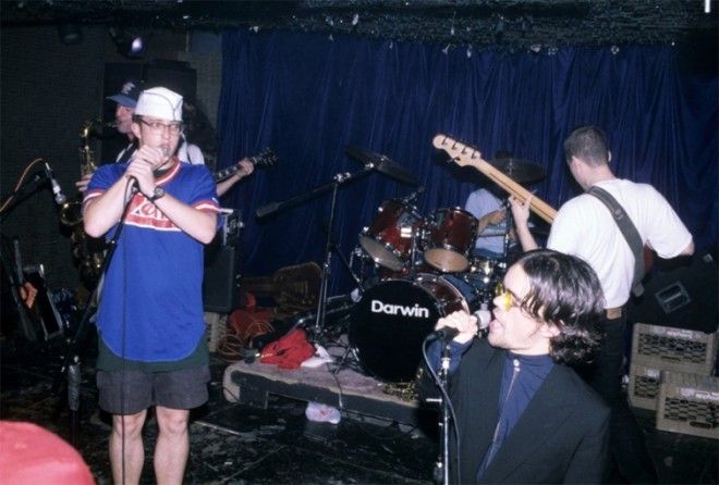 SРедкие фото Питера Динклэйджа с тех времен когда он пел в панкрокгруппе