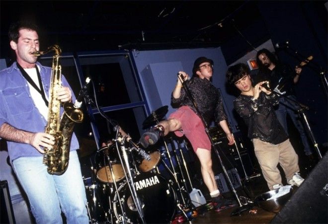 SРедкие фото Питера Динклэйджа с тех времен когда он пел в панкрокгруппе