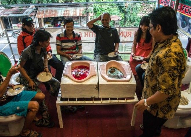 В кафе Индонезии еду подают в турецких унитазах
