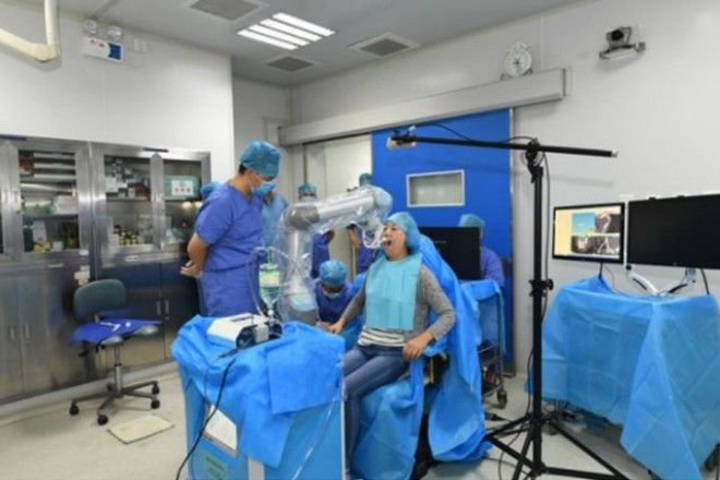 В Китае роботстоматолог впервые вставил зубы человеку