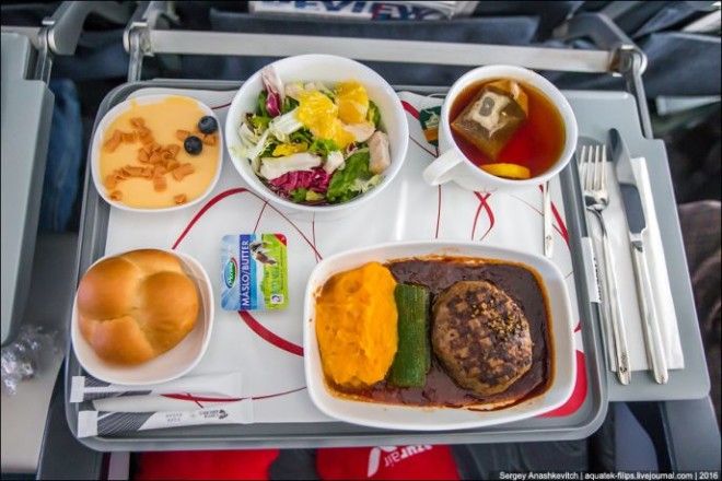 SВот что делают с самолетной едой которую не съели