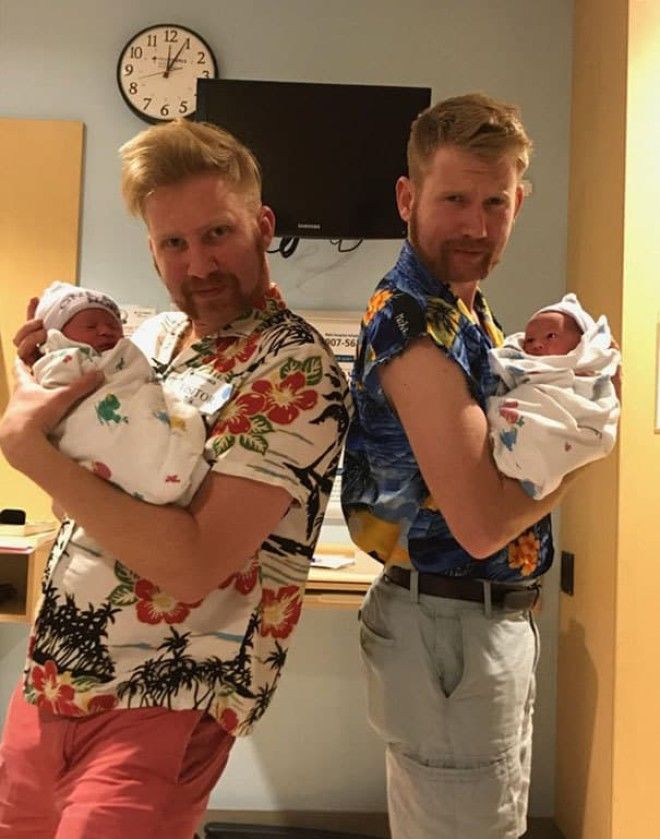 Эти братья стали дядями на этой неделе близнецам. Первые впечатления важны, поэтому они выбриты и одеты, чтобы впечатлить