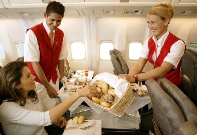 SВот что делают с самолетной едой которую не съели