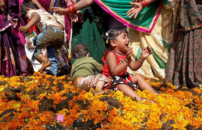 Sок Вас стошнит когда узнаетево что окунают детей на индийском ритуале