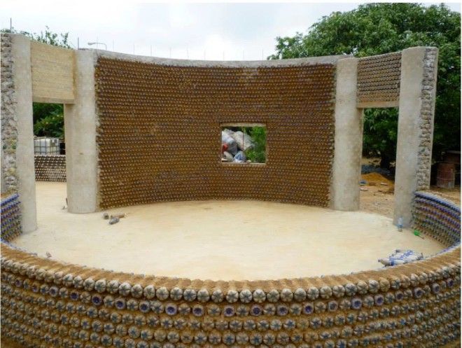 SBЖители Нигерии строят себе дома из пластиковых бутылок