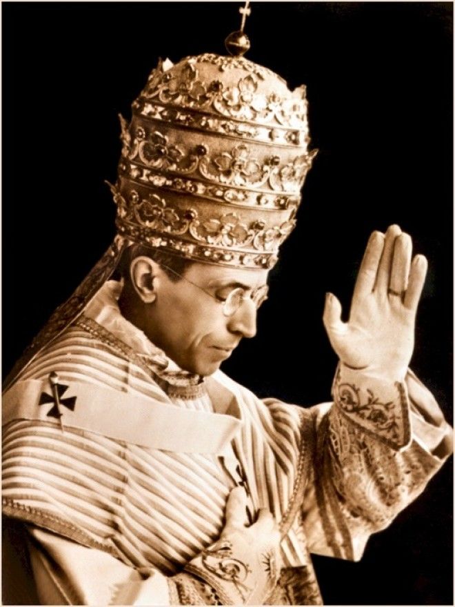 Папа Римский в тиаре Фото trendymodscom