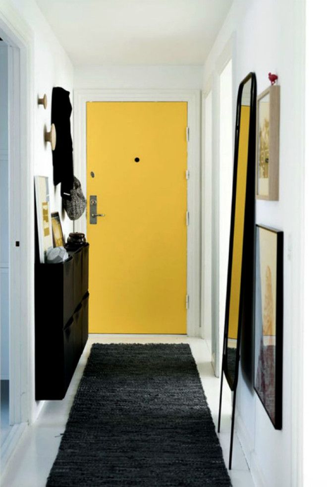 Прихожая со светлыми стенами и желтой дверью
