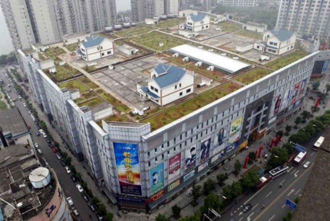 Двухэтажные вилы на крыше в Китае