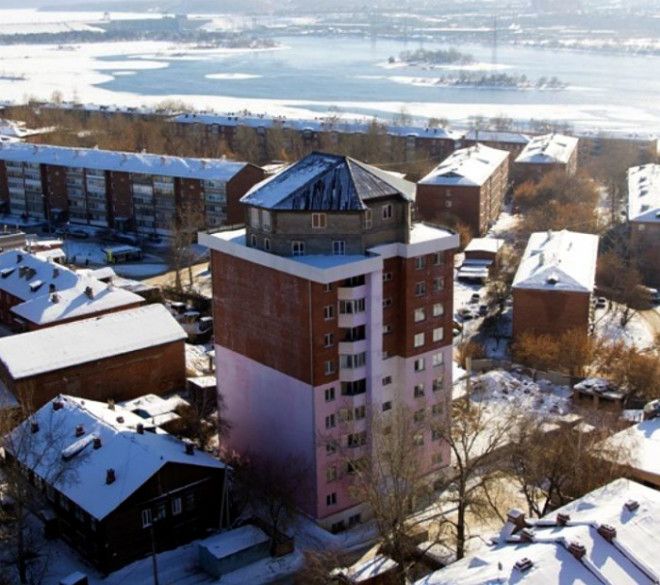 Двухэтажный дом на крыше многоэтажки в Иркутске