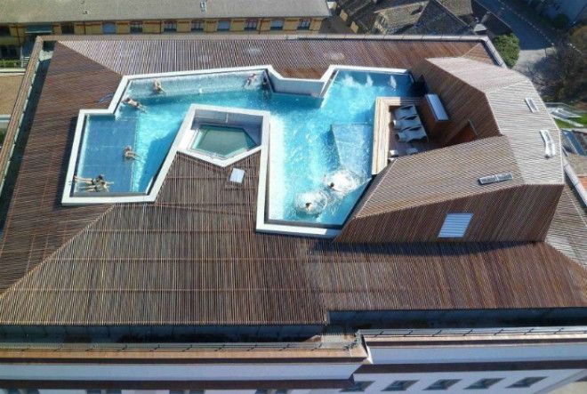 Пристройка с бассейном на крыше отеля