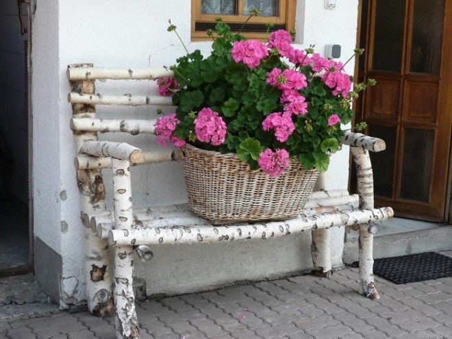 Используйте скамейку для горшков с цветами Цветы можно всегда переставлять с места на место