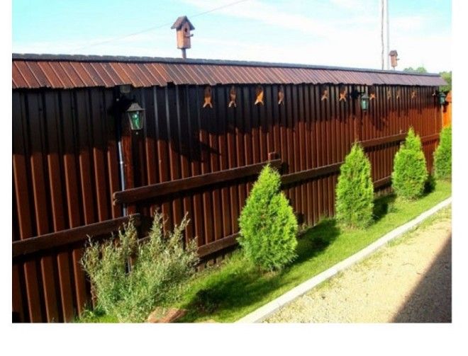 Интересный деревянный забор с крышей