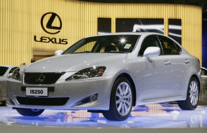 Lexus IS второго поколения выпускался с 2005 по 2013 гг Фото cheatsheetcom