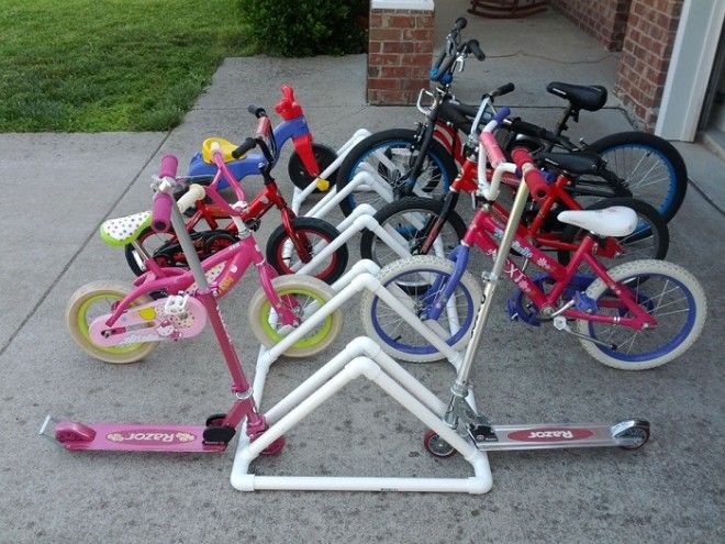Чтоб не мешались под ногами детские велосипеды изготовьте из пластмассовых труб парковочное место