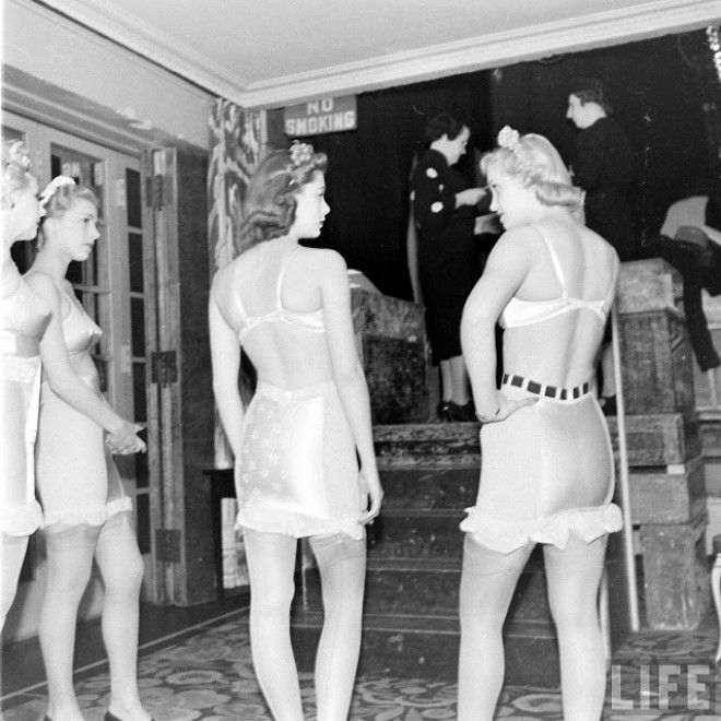 Девушки и взрослые женщиныВот как проходили показы нижнего белья 40х годах