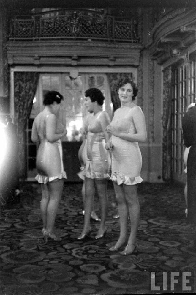 Девушки и взрослые женщиныВот как проходили показы нижнего белья 40х годах