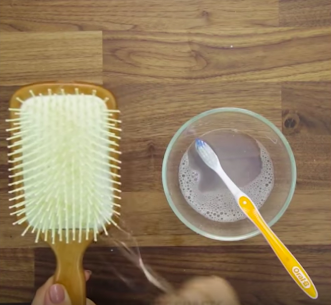 Мыльный раствор и зубная щётка отлично справятся даже с самой грязной расчёской 
