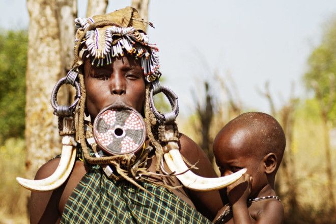 SЗачем женщины африканского племени вставляют себе в нижнюю губу тарелку