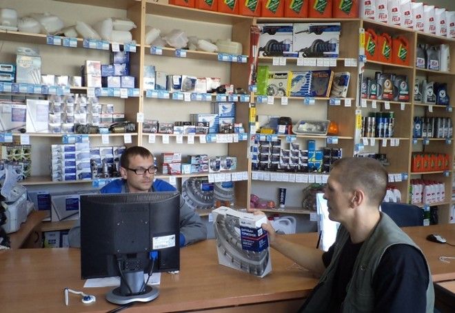 В универсальных магазинах запчастей цены обычно ниже, чем на фирменных сервисах. | Фото: intei.ru.