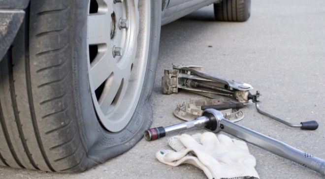 Заклеить пробитое колесо можно даже своими силами, не обращаясь на шиномонтаж. | Фото: pronews.com.ua.