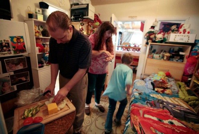Семья из ЛосАнджелеса вынуждена жить в гараже