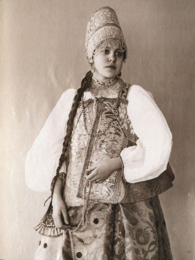 Русские красавицы 19-го века в традиционных костюмах 19