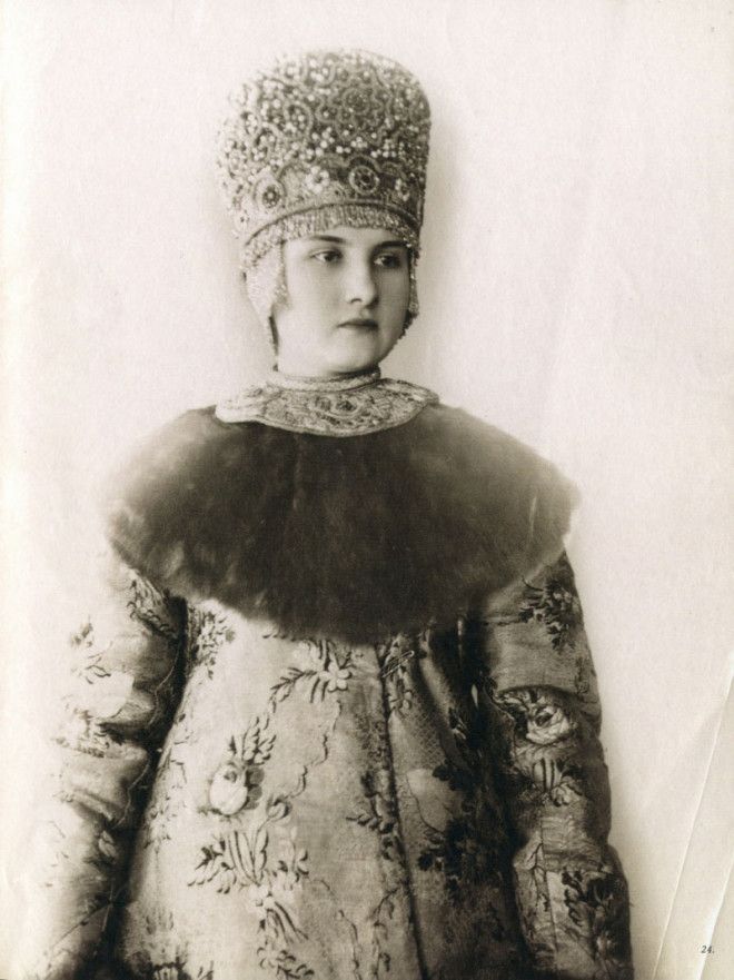 Русские красавицы 19-го века в традиционных костюмах 20