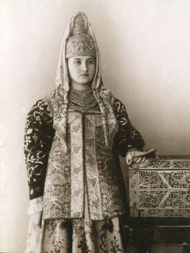 Русские красавицы 19-го века в традиционных костюмах 25