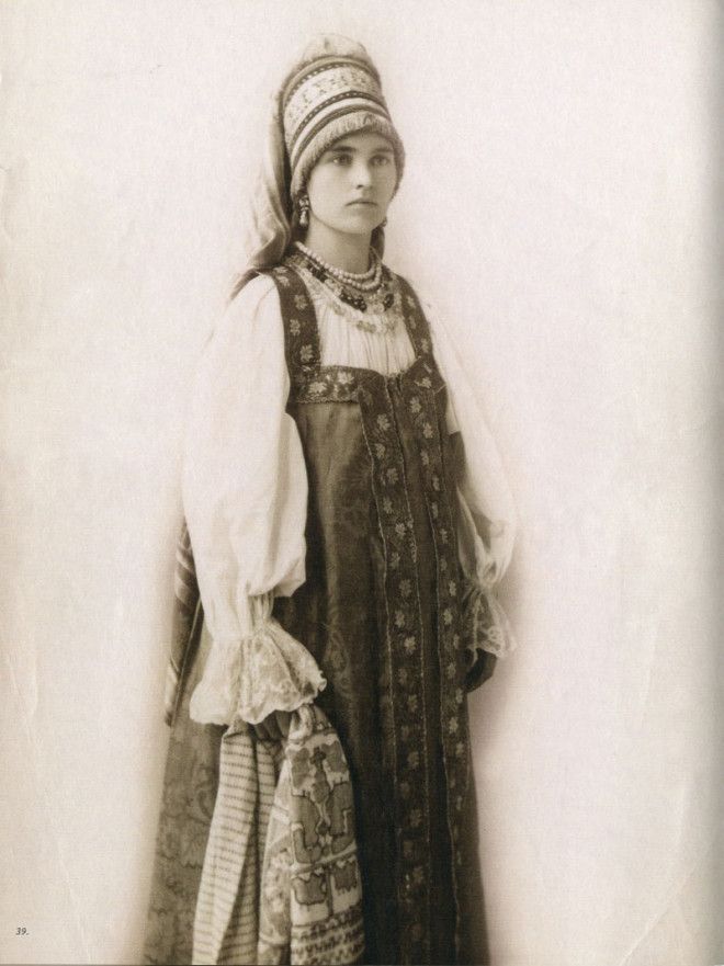 Русские красавицы 19-го века в традиционных костюмах 30