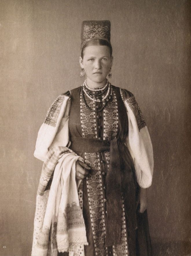 Русские красавицы 19-го века в традиционных костюмах 31