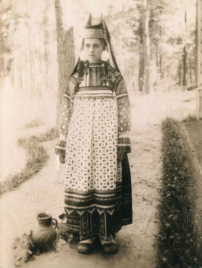 Русские красавицы 19-го века в традиционных костюмах 36
