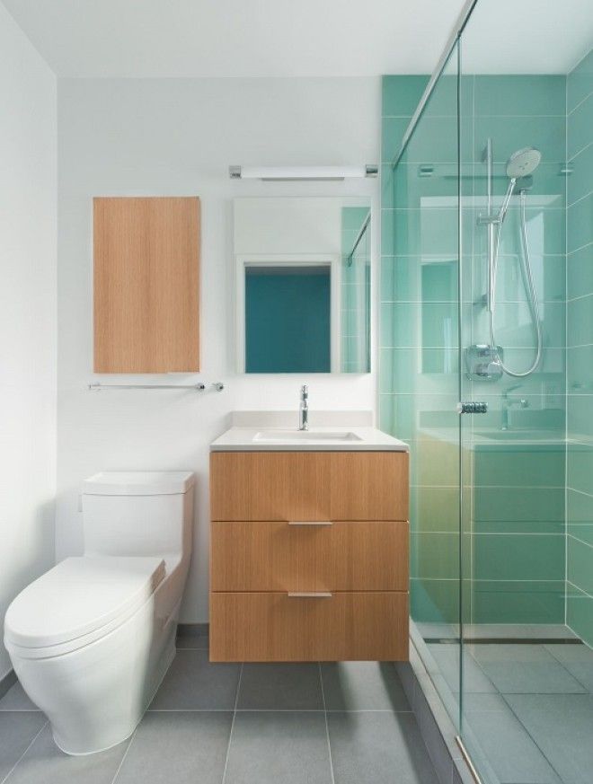 Эргономичная планировка и оригинальная комбинация светлого и бирюзового оттенка в интерьере ванной комнаты