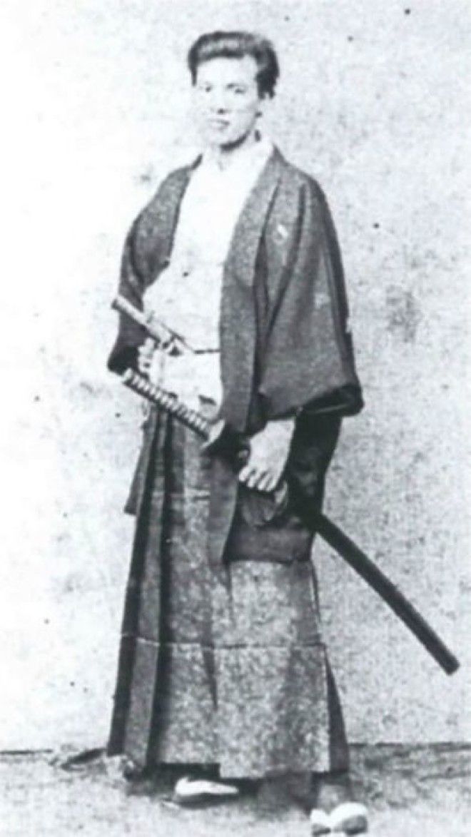Портретный снимок вооружённого самурая
