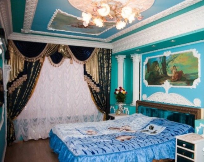 Синяя спальня ламбрекены колонны и роспись на стенах