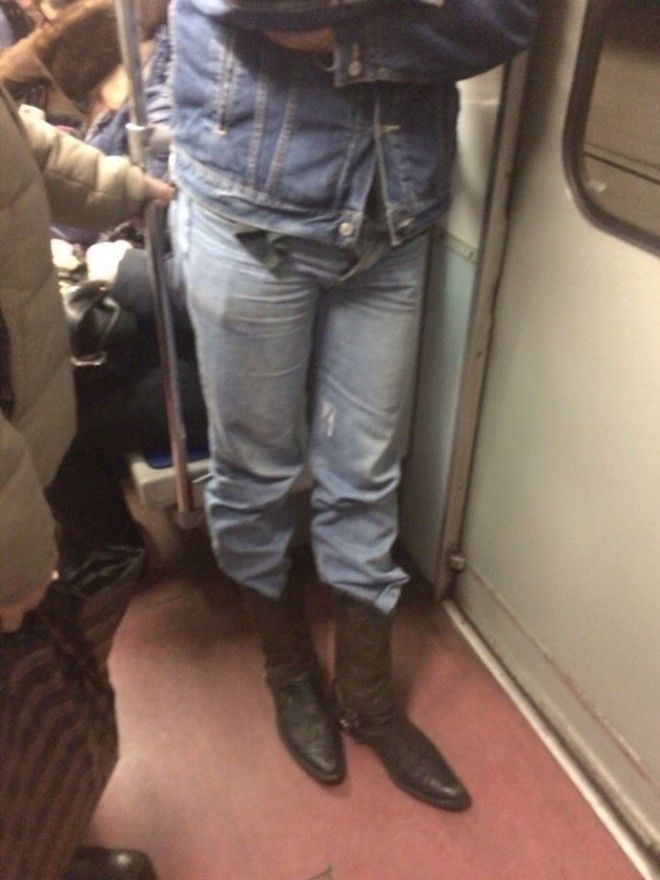 SМодные люди в метро осторожно здесь может быть ваша фотография