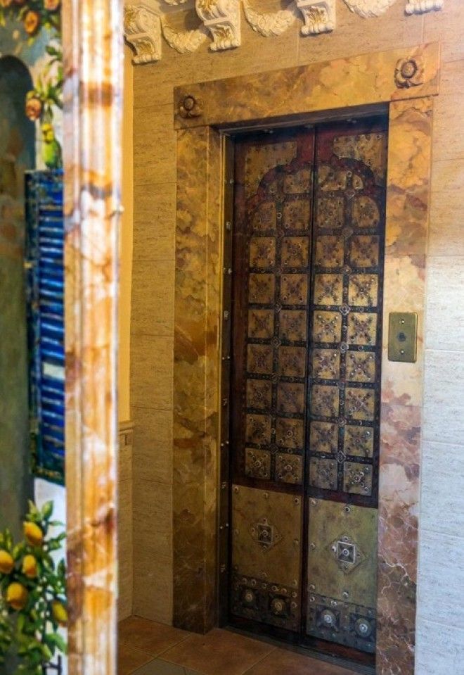 И даже лифт оформлен как дверь венецианского замка