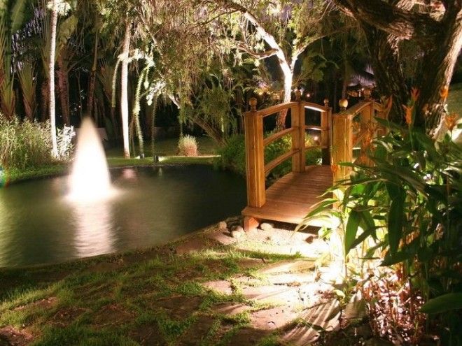 В ночное время можно подсветить воду в пруду