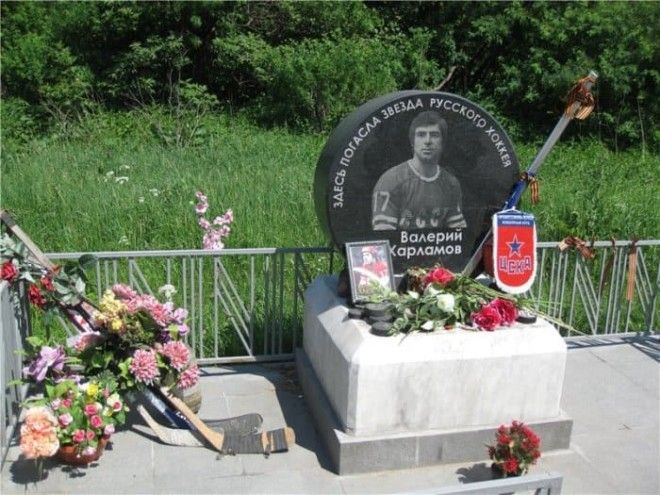 Памятный знак на месте гибели легендарного хоккеиста Фото slavikaplivejournalcom
