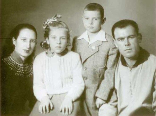 Валерий Харламов с родителями и сестрой Фото slavikaplivejournalcom