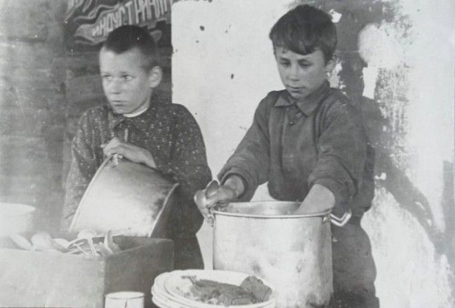 Мыть посуду на кухне кабака или большого господского дома было не тем же самым что подежурить по лагерной или школьной столовой