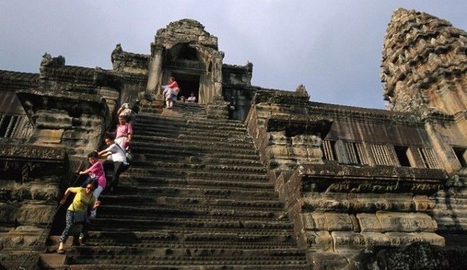 Буддисты всего мира стойко преодолевают столь крутую лестницу в храм АнгкорВат Камбоджа