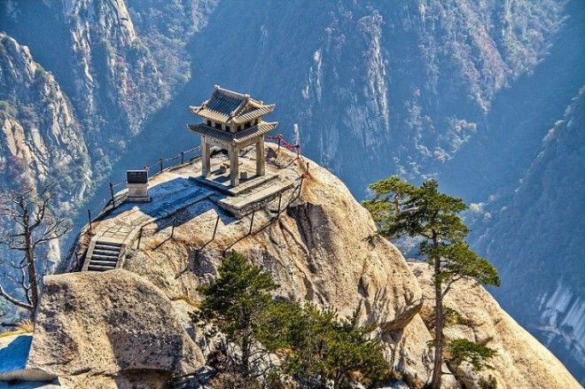 Все лестницы и тропы ведут в храм расположенный на высоте 2130 м Китай
