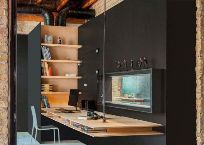 Креативный дизайн современной рабочей зоны с тёмными стенами и стильной мебелью из натурального дерева