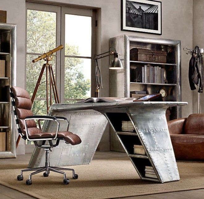Атмосферный интерьер чисто мужского домашнего офиса с уникальным дизайнерским столом 