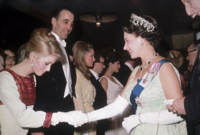SBЧто звезды надевали на встречу с королевой Великобритании Елизаветой II