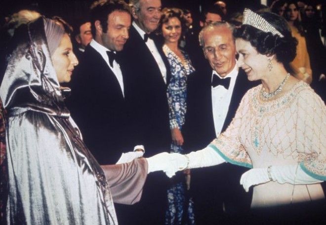 SBЧто звезды надевали на встречу с королевой Великобритании Елизаветой II