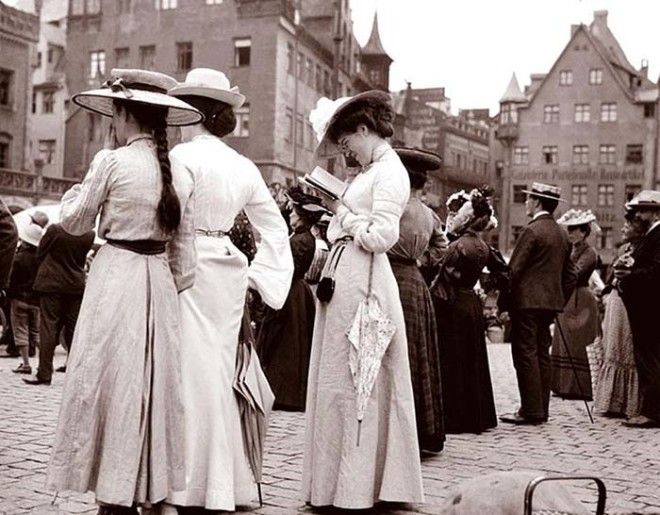Дамы повидимому туристки стоят у Фрауэнкирхе в Нюрнберге Германия