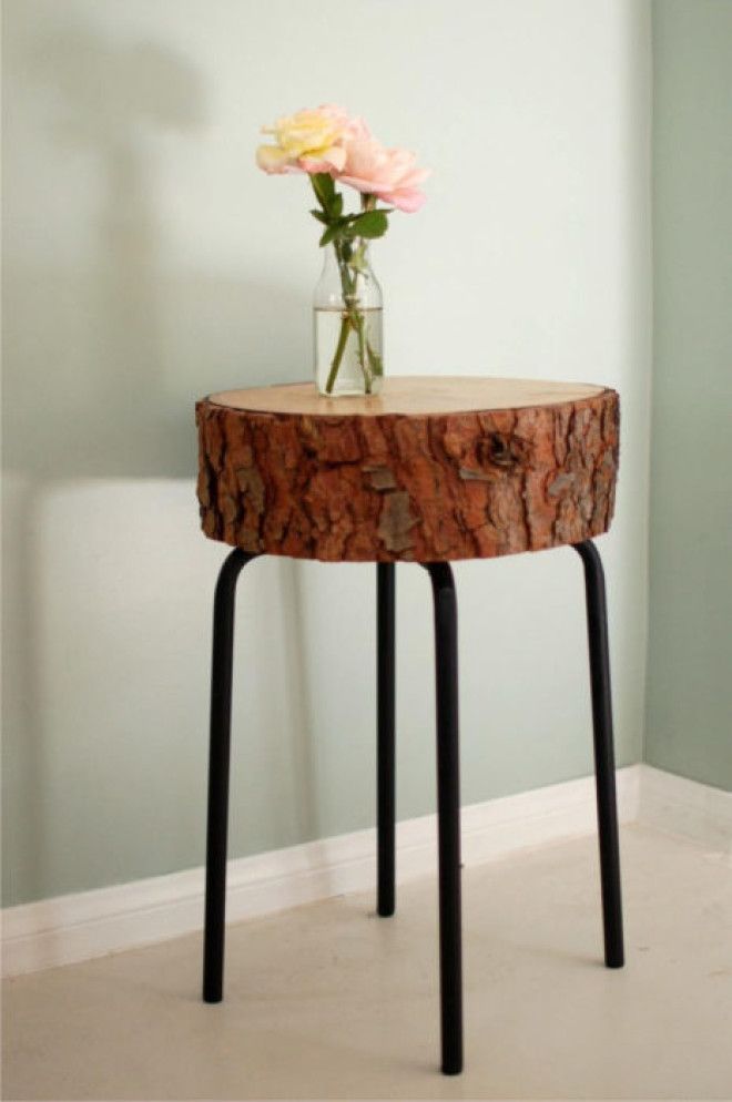 Небольшой туалетный столик который можно создать из старых металлических ножек и большого деревянного спила покрытого тонким слоем морилки